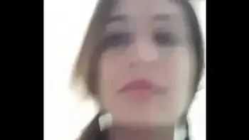 Latina fitness se corre en baño de gym