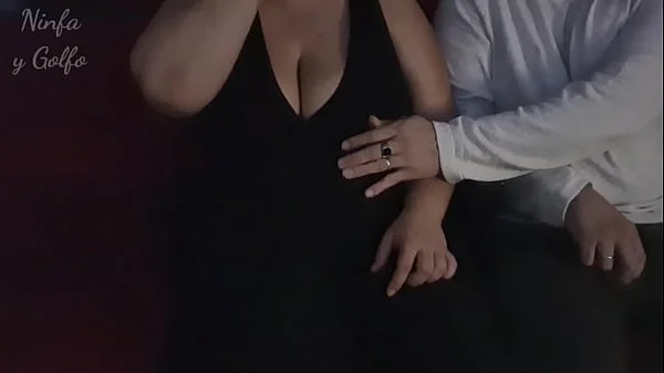 Manoseada en el cine acaba tocando la polla a desconocido