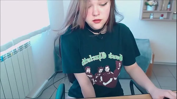 Who is this beautiful webcam teen?