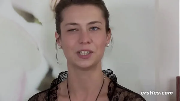 Ersties: 28-jährige Single Freya schaut Porno und masturbiert mit Dildo