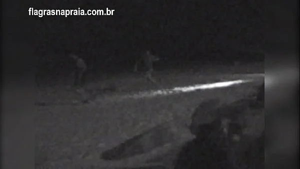 Filmei um casal fazendo sexo na praia a noite. Um segurança botou eles pra correr