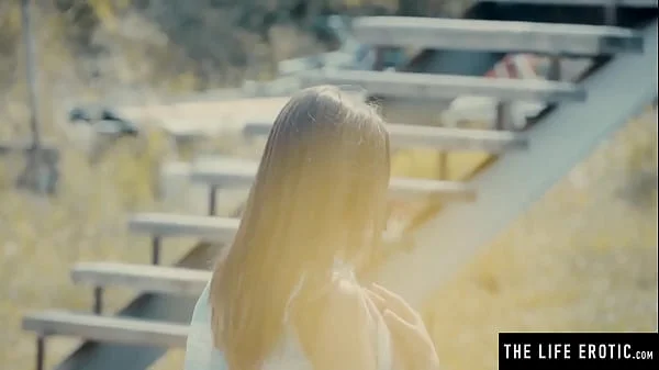 Watch this sizzling brunette turn up the heat with her orgasm