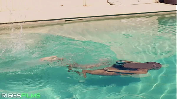 RETRO LESBIAN GYM BABES MAKE EACH OTHER CUM