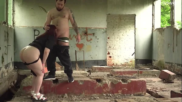 Бык кончает в жену куколда на заброшке