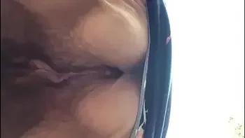 Oma harige kut onder jurk