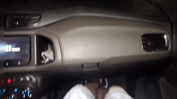 Esposa bunda de fora para estranhos meterem nela em público!