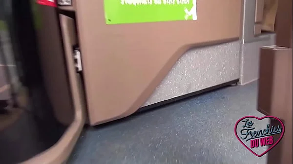 Nelly, italienne coquine, adore baiser dans des lieux publics