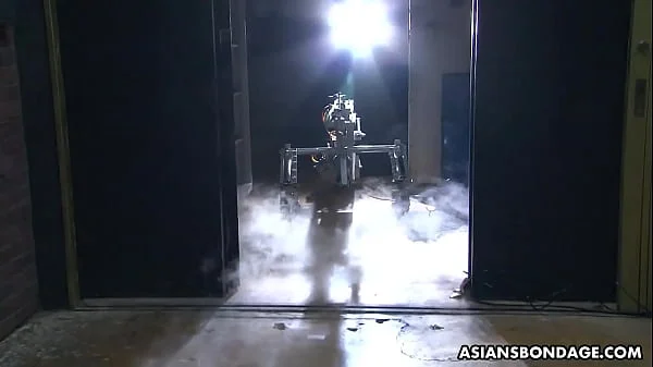 Asian Shiori Natsumi screams and cums with a fucking machine.