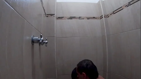 Me vengo varias veces mientras me coje mi novio cuando me estoy bañando