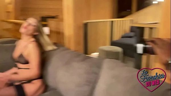 Angelika, une blonde coquine qui veut se faire prendre