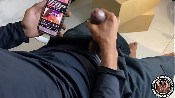 ESTAVA AJUDANDO NA MUDANÇA DA AMIGA , NÃO AGUENTEI SENTEI NA ROLA GROSSA DO MACHO DELA / Completo no Red e sheer