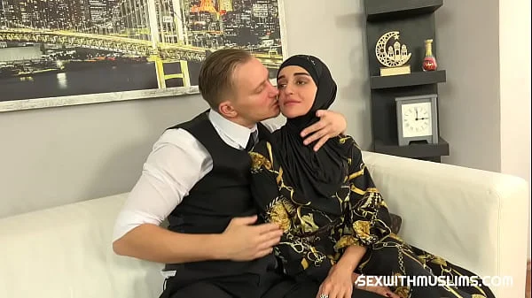 Sweet woman in hijab tried on salesman's dick instead of new clothes