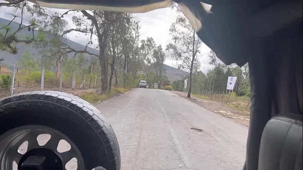 Sexo lésbico al aire libre después de una dosis de adrenalina.