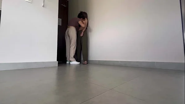 A mi compañera del trabajo le encanta tener orgasmos en el pasillo del hotel!!