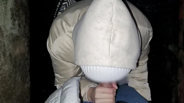 Public oral sex on the streets of Venice. Quick blowjob on the first date