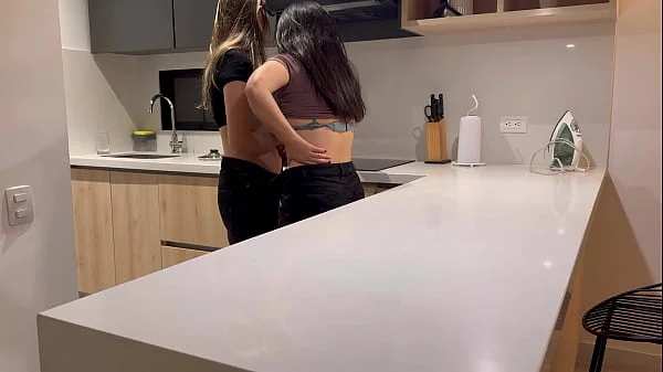 Ibamos a tomar café pero me terminé tomando la miel de su vagina.