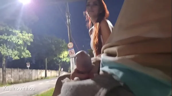 Punheta arriscada no ponto de ônibus ao lado de uma desconhecida linda e ?
