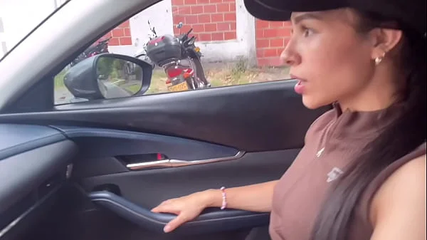 Pequeña joven colombiana follada por conductor, mamada profunda, rompiendo coño estrecho me pide crema