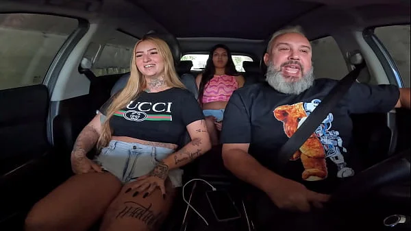 Loira Luxx a tatuada pelada no carro apronta e da uma mamada no meio do transito