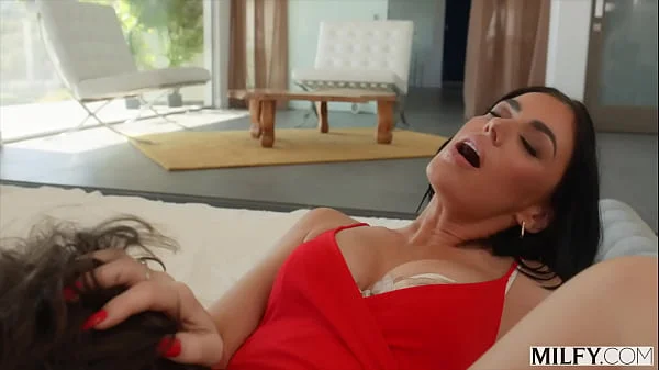 MILFY Sexy Hustler Venus Schools Young Man At Oral Sex