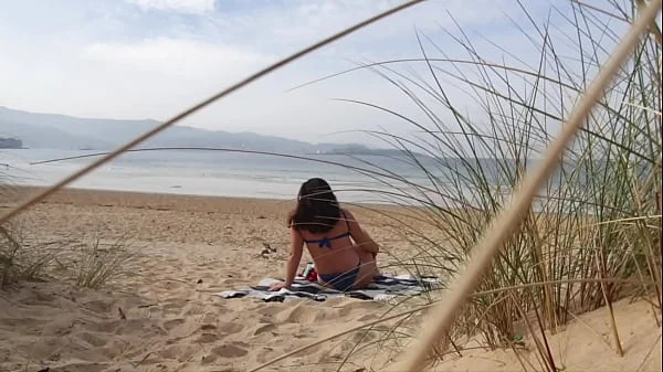 I filmed a curvy MILF changing clothes and doing Exercises on the Beach