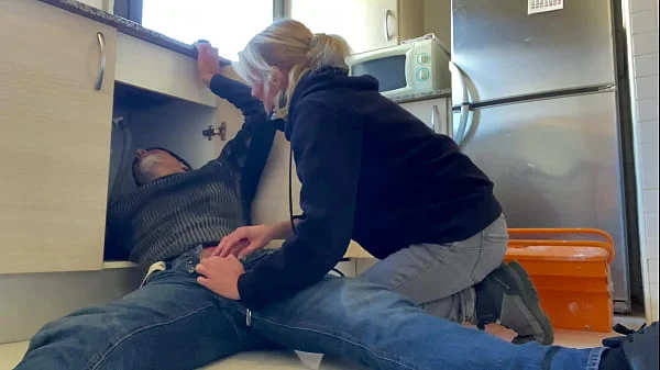 HOT WIFE BLOWJOB TO THE PLUMBER IN THE KITCHEN WITH CUM IN MOUNTH