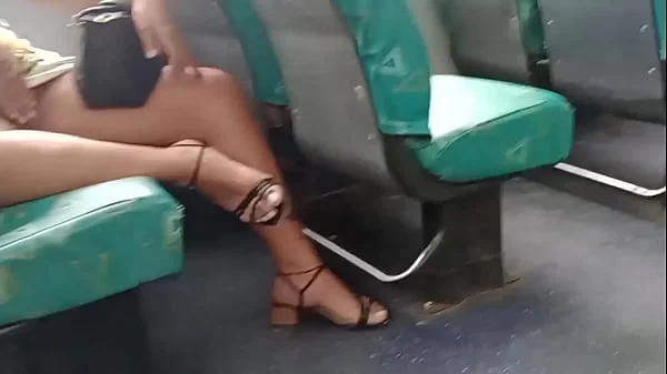 Me exibi dentro do ônibus e o corno melou a cueca