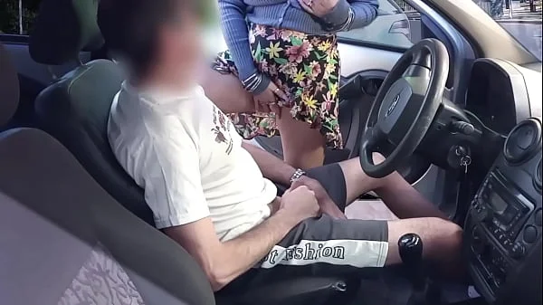 Masturbo a un extraño en su auto mientras mi marido filma todo
