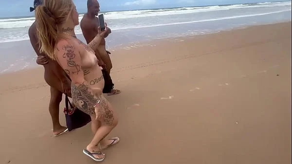 Fui com minha amiga da a bucetinha em uma praia de nudismo para os pirocudos