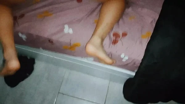 Amiga Se Queda A Dormir Conmigo y Le Es Infiel Al Novio - CumShot