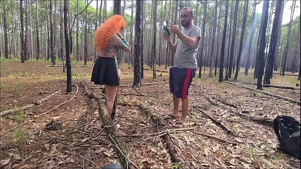 Ruiva gostosa fazendo exibicionismo na trilha que acaba em sexo ao ar livre ** Completo no RED