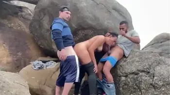 Casada fudendo na praia com dois.