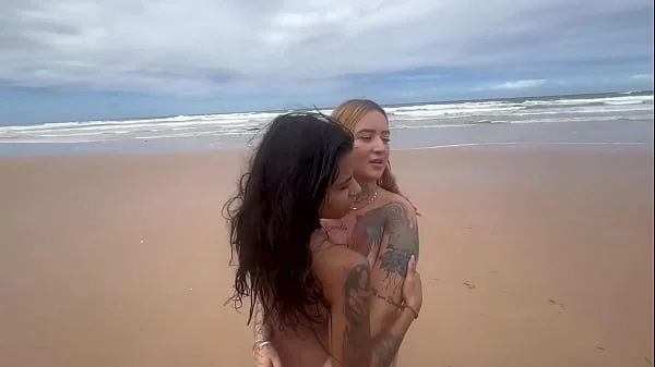 Fui na praia de nudismo tomar banho de mar e acabei tomando banho de porra