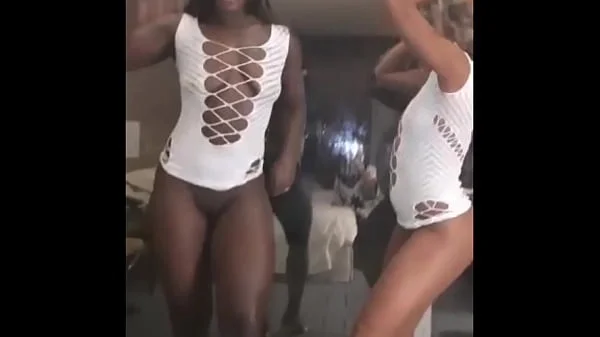DUAS NEGRAS GOSTOSAS COMEMORANDO ANO NOVO DANÇANDO E MOSTRANDO A BUCETINHA GRELUDA DELAS