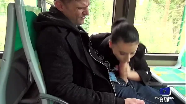 Une étudiante se fait baiser dans un bus devant des voyeurs !