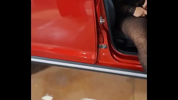 Porto Teresa al centro commerciale e mi fa un pompino nel parcheggio gli carico la bocca di latte mentre passano le macchine