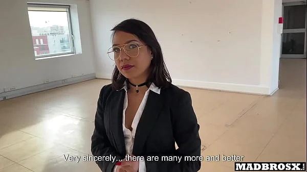 A Real Estate Agent Fucked During A Visit And In the Toilet To Sell Her Property !!!