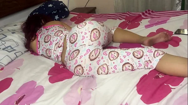 Padrastro no puede Dejar de ver el Culo de su Hijastra en Pijama