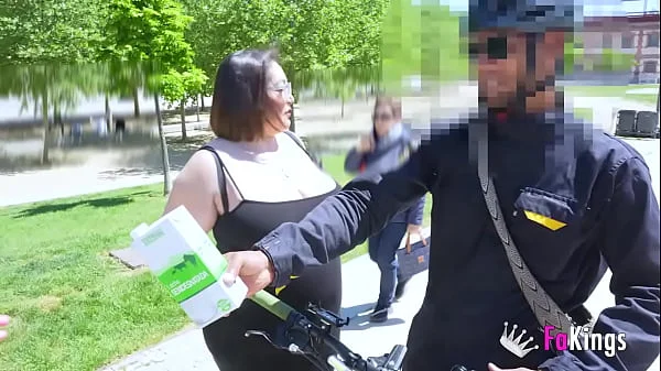 Ultimate BIG TITS poll: BBW MILF Mae Quira questions randoms at the street