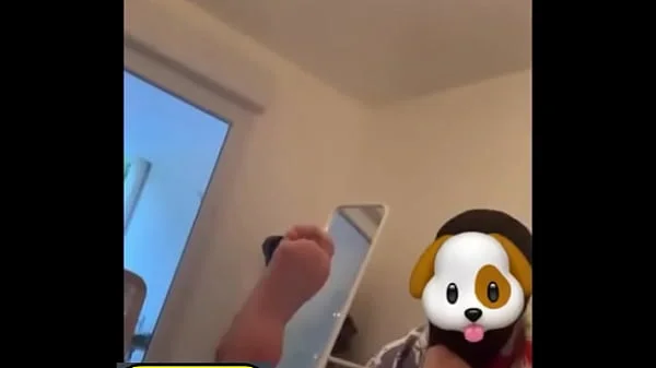 Aux pieds d’une magnifique beurette