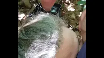 Esclave F dogging en forêt