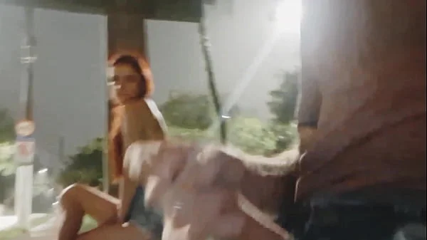 Arrisquei uma punheta pra gostosa no ponto de ônibus