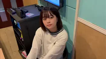 フェラだけなら浮気じゃないよね…。彼氏がいるのに男友達とカラオケで浮気する女子○生。おちんちんのイカ臭い匂い好き…