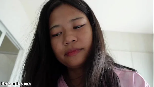 18 years old Asian amateur try to deepthroat for the first time