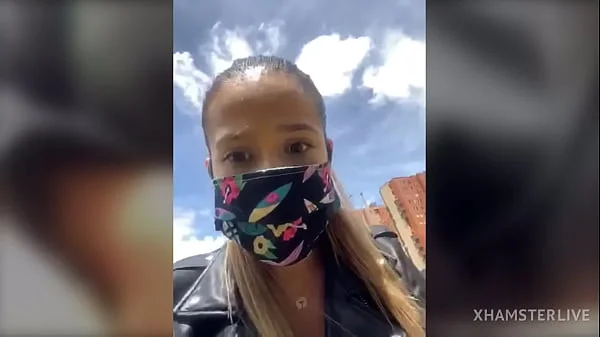 Sara fun squirt en público