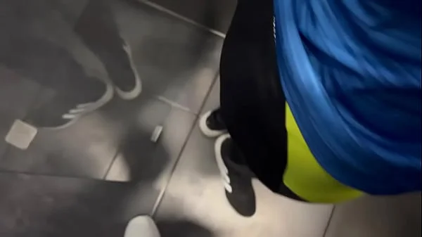 Mi compañera gimnasio y yo nos encontrábamos calientes y terminamos masturbandonos en el baño del gimnasio.