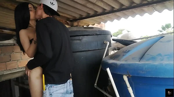 Plomero se folla a la puta de su HIJASTRA CUANDO SALE DE LA CASA (parte 1)