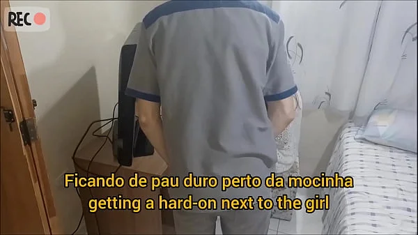 Novinha sozinha em casa recebe o manutencista tarado! Câmera escondida