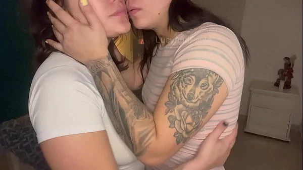 Mejores amigas con tetas mojadas se graban teniendo sexo, Entra a pasarla rico