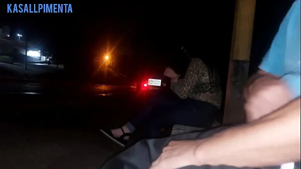 Sério !! Eu corro o risco de colocar meu pau na frente dessa mulher esperando o ônibus ... Como ela vai reagir?